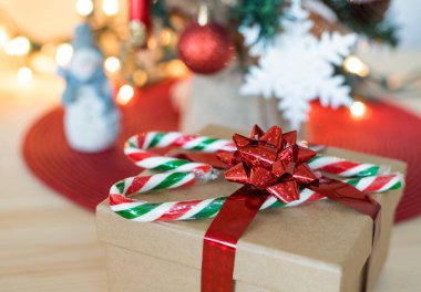 Noel ağacı süslemeleri masada. Noel ve yeni yıl hazırlık konsepti. Noel ağacı hediye kutusu ve kalp şeklinde şekerler..