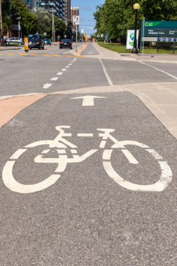 Gatineau, Kanada - 2 Ağustos 2021: Sokaktaki bisiklet yolu tabelası. Gatineau, Quebec 'te bisikletçiler için bisiklet yolu
