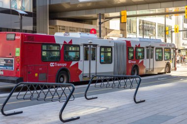 Ottawa, Kanada - 19 Eylül 2021: Ottawa, Rideau Caddesi 'ndeki halk otobüsü
