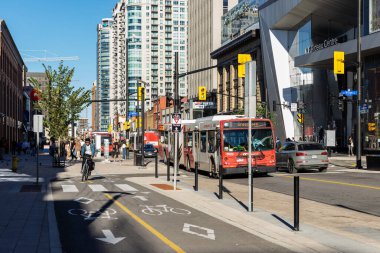 Ottawa, Kanada - 9 Eylül 2021: Güneşli yaz gününde Ottawa, Rideau caddesinde halk otobüsü