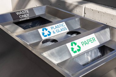 Çöp tenekesi sadece çöp ve geri dönüşüm için, kağıt, plastik ve cam. Kanada, Ottawa 'da halka açık bir yerde çöp konteyneri