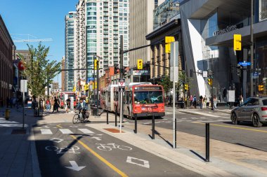 Ottawa, Kanada - 19 Eylül 2021: Güneşli bir yaz gününde Ottawa, Rideau caddesinde halka açık otobüs durağı.