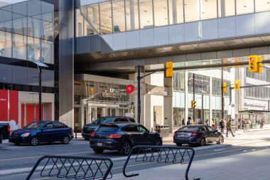 Ottawa, Kanada - 19 Eylül 2021: Rideau caddesi kavşağı trafik ışıkları ve araçlarla şehir merkezindeki alışveriş merkezi ve tren istasyonu girişinde.
