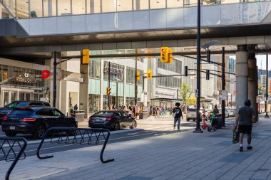 Ottawa, Kanada - 19 Eylül 2021: Rideau caddesi yaya geçidi ve Ottawa şehir merkezinde alışveriş merkezi yakınlarındaki yolda arabalar