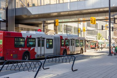 Ottawa, Kanada - 19 Eylül 2021: Ottawa şehir merkezindeki halk otobüsü, Rideau caddesinde trafik ışıklarıyla kesişiyor