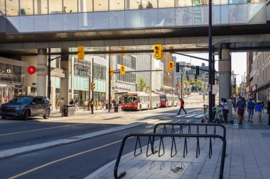 Ottawa, Kanada - 19 Eylül 2021: Rideau caddesi halka açık otobüslerle dolu, insanlar kaldırımda yürüyor, scooterlara biniyor ve şehir merkezinde araba sürüyor.