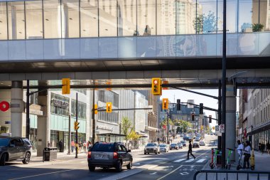 Ottawa, Kanada - 19 Eylül 2021: yoğun Rideau caddesi trafiği, kaldırımda yürüyen insanlar, mobiletler ve arabalar şehir merkezinde yolda.