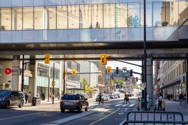 Ottawa, Kanada - 19 Eylül 2021: Alışveriş merkezi işlek Rideau caddesi, kaldırımda yürüyen insanlar, şehir merkezinde scooter 'lar ve arabalar.