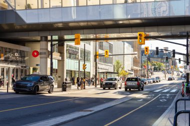 Ottawa, Kanada - 19 Eylül 2021: Rideau caddesi halka açık otobüs durağı, kaldırımda yürüyen insanlar ve şehir merkezindeki yolda giden arabalar