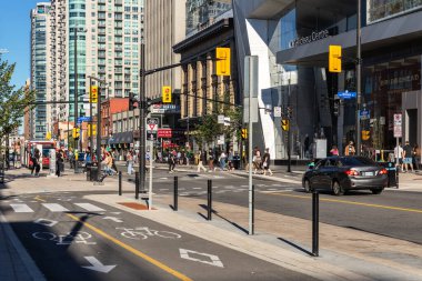 Ottawa, Kanada - 19 Eylül 2021: Güneşli yaz gününde Ottawa, Rideau caddesinde halka açık otobüs durağı