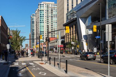 Ottawa, Kanada - 19 Eylül 2021: Güneşli bir yaz gününde şehir merkezindeki Rideau caddesi yoğun trafik, otobüs, yürüyen insanlar ve yoldaki arabalarla