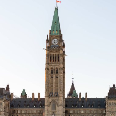 Kanada 'nın başkenti Ottawa' da Kanada bayrağıyla parlamento binası