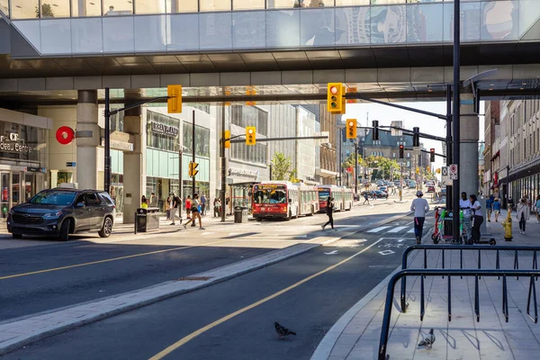 Ottawa, Kanada - 19 Eylül 2021: Rideau sokağı tren istasyonu girişi, alışveriş merkezi, halk otobüsleri, kaldırımda yürüyen, scooter kullanan ve şehir merkezinde araba kullanan insanlar