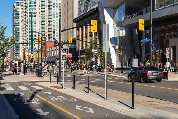 Ottawa, Kanada - 19 Eylül 2021: Güneşli yaz gününde Ottawa, Rideau caddesinde halka açık otobüs durağı