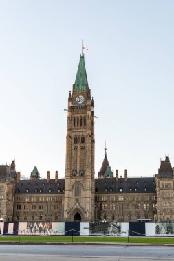 Ottawa, Kanada - 19 Eylül 2021: Başkent merkezinde Kanada bayrağı bulunan parlamento binası