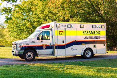 Ottawa, Kanada - 19 Eylül 2021: Park yerine park etmiş ambulans, halka açık bir yerde sağlık görevlisi.