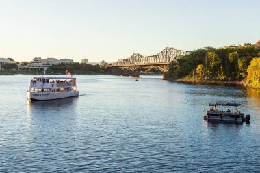 Ottawa, Kanada - 19 Eylül 2021: Yelkenli tekneler ve Alexandra Köprüsü ile Ottawa 'dan Gatineau' ya güneşli bir yaz akşamı Ottawa Nehri 'nin panoramik manzarası
