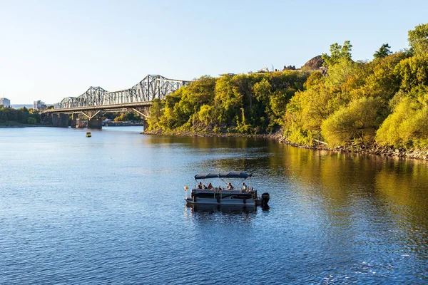 Ottawa Kanada Eylül 2021 Yelkenli Tekneler Alexandra Köprüsü Ile Ottawa — Stok fotoğraf