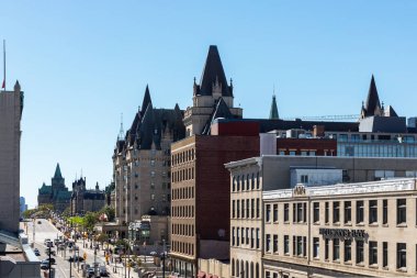 Ottawa, Kanada - 19 Eylül 2021: Ottawa şehir merkezi, Rideau caddesi ve parlamento binasının havadan görünüşü.