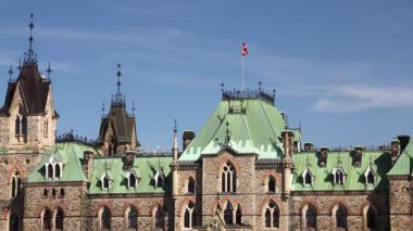 Parliament Hill, Kanada, Ottawa 'da Kanada bayrağı taşıyan Doğu Bloğu binası.
