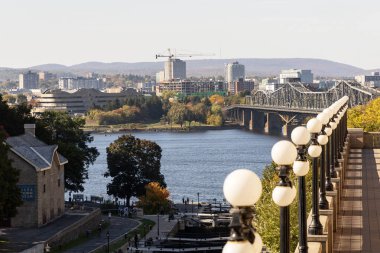 Ottawa, Kanada - 6 Ekim 2025 Rideau Kanalı ve Ottawa Nehri. Quebec 'teki Gatineau' ya bak