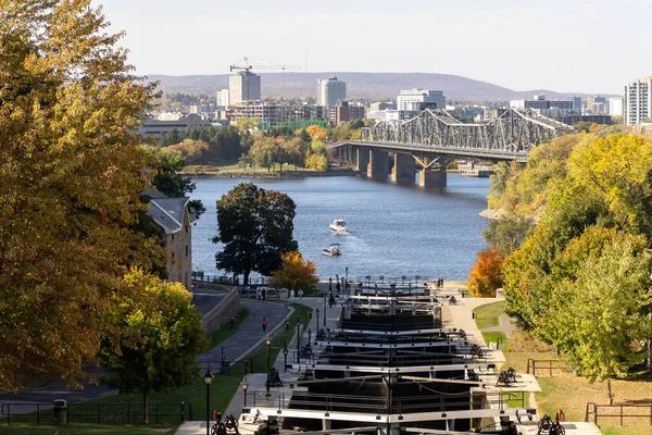 Ottawa, Kanada - 6 Ekim 2025: Sonbahar sezonunda şehir merkezinde su kilitleri olan tarihi Rideau Kanalı. Ottawa Nehri ve Quebec 'teki Gatineau Köprüsü
