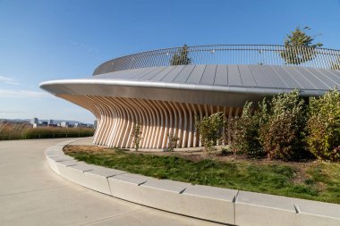 Ottawa, Kanada - 6 Ekim 2025: Ulusal başkentte güneşli bir günde Ottawa Nehri yakınlarında Kiweki Point gözcülüğü