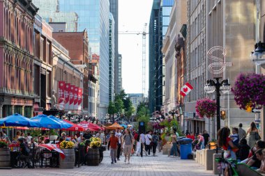 Kanada, Ottawa - 1 Temmuz 2024: İnsanlar Kanada şehir merkezindeki Sparks Caddesi 'nde yürüyorlar