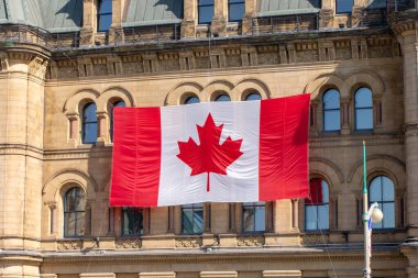 Ottawa şehir merkezinde Kanada Günü. Başkentteki hükümet binasında Kanada bayrağı. Başbakanlık ve Danışma Kurulu.