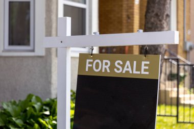 Mahalledeki bir evin yakınındaki satılık tabela için.