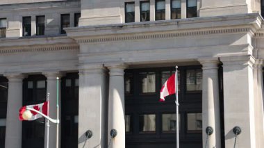Kanada Ulusal Bayrağı Kanada Senatosu binası yakınlarında dalgalanıyor