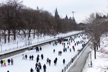 Ottawa, Kanada - 8 Şubat 2025: Başkent merkezindeki Rideau Kanal buz pateni pisti