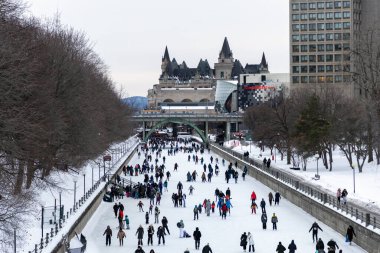 Ottawa, Kanada - 8 Şubat 2025: İnsanlar şehrin merkezindeki Rideau Kanalı 'nda buz pateni yapıyorlar