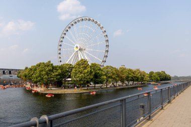 Montreal, Kanada - 2 Ağustos 2025: La Grande Roue de Montreal, Eski Liman 'da yer alan Kanada' nın en uzun gözlem çarkı