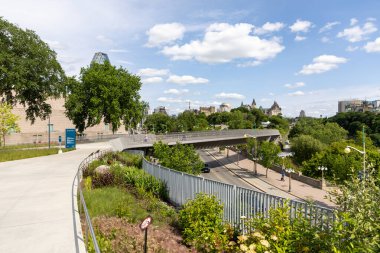 Ottawa, Kanada - 13 Haziran 2025 Pidaban Pedestrian Köprüsü. Kanada 'nın başkentinin şehir manzarası, şehir merkezindeki Kiweki Point gözcüsü