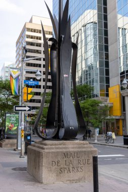 Ottawa, Kanada - 13 Haziran 2025: Sparks Caddesi 'nde heykel, şehir merkezindeki tarihi bir yaya merkezi.