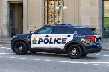 Ottawa, Kanada - 6 Ekim 2025: Polis arabası şehir merkezinde yolda