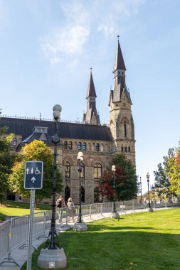 Ottawa, Kanada - 6 Ekim 2025: Ottawa 'daki tarihi Parlamento Tepesi ve Avam Kamarası binası