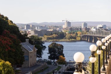 Ottawa, Kanada - 6 Ekim 2025 Rideau Kanalı ve Ottawa Nehri. Gatineau şehrine bak