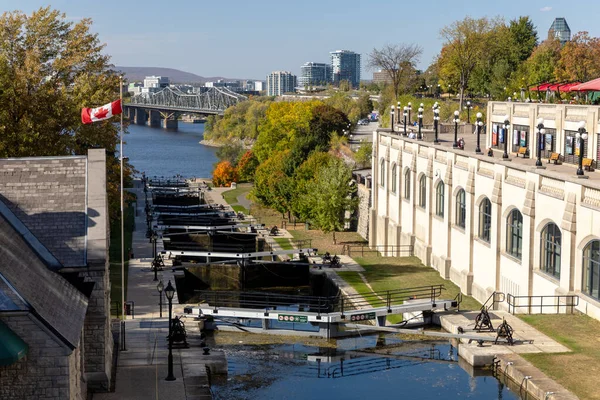 Ottawa, Kanada - 6 Ekim 2025: Rideau Kanalı Sonbaharda su kilitleri ve Kanada bayrağı.