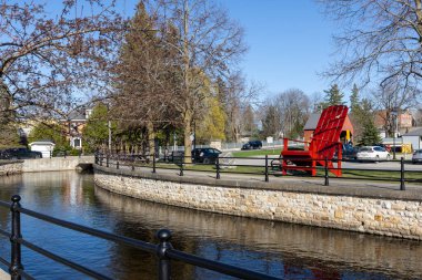 Perth, Kanada -27 Nisan 2025: İlkbaharda Ontario 'da Perth kasabası kıyı manzarası, kanal manzarası