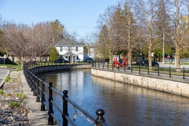 Perth, Kanada -27 Nisan 2025: Perth kasabasında kanal, ilkbaharda Ontario 'da deniz manzarası, manzaralı manzara