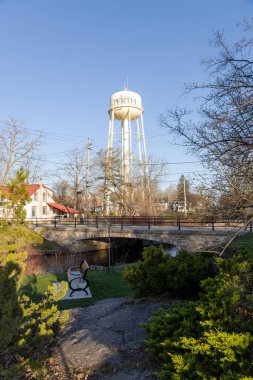 Perth, Kanada - 27 Nisan 2025: Ontario, Kanada 'da park ve su kulesi