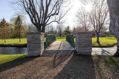 Stewart Park 'taki Tay Nehri üzerindeki yaya köprüsü Perth, Ontario, Kanada.