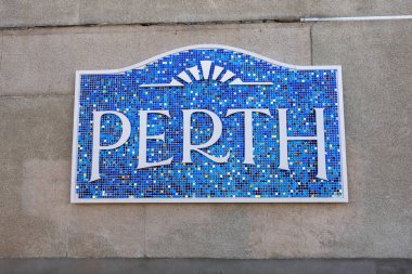 Perth, Kanada -27 Nisan 2025: Şehir merkezinde yer alan Perth, Ontario kasabası için sequin işareti.
