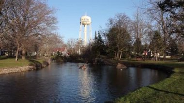 Perth, Kanada - 27 Nisan 2025: Perth, Ontario, Kanada 'da nehir ve su kulesi olan park