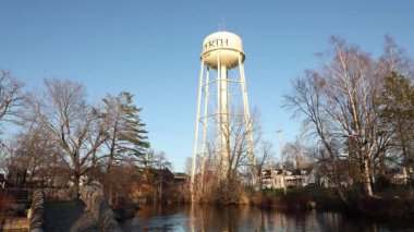 Perth, Kanada - 27 Nisan 2025 İlkbaharda Ontario 'nun küçük bir kasabasındaki su kulesi