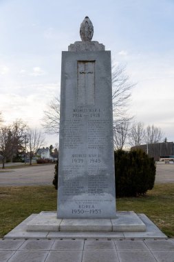 Prescott, Kanada - 6 Nisan 2025: Prescott Cenotaph Memorial, Ontario