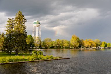 Smiths Falls, Kanada - 25 Mayıs 2025: Smiths Falls ve Kanada 'da ilkbaharda su kulesi. Gökkuşağıyla çarpıcı fırtınalı gökyüzü