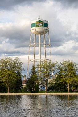 Smiths Falls, Kanada - 25 Mayıs 2025: Nehrin karşısındaki Smiths Falls su kulesinin manzarası. Ontario 'da küçük bir kasaba.